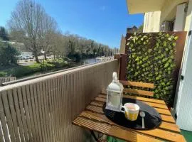 Appartement avec balcon et vue sur port - wifi privé - au dessus du Restaurant le Yackams