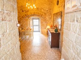 DOMUS CESARE-dimora storica totalmente in pietra nel cuore del centro storico con cabina doccia pietra in camera e zona relax esterna-historic residence entirely made of stone in the heart of the historic center with stone shower cabin in the room, chalet di Carovigno