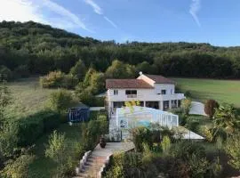 Trois gîtes ensemble dans le même immeuble devant la piscine avec terrasses offrant une vue magnifique, dont une couverte au niveau de la piscine et vue sur la vallée à l'étage