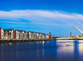 Luxury 2 Bedroom waterfront apartment with balcony, hotel near Newport City Council, Newport