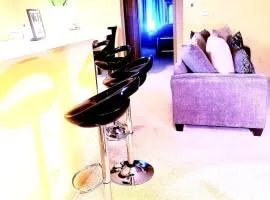 Easy Access 2b1bt luxury kingbed with pool sleeps 4