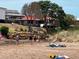Bay of Islands Beachfront - Tapeka del Mar, family hotel in Russell