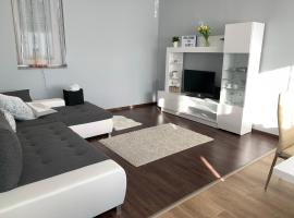 Modern two bedroom flat with balcony, íbúð í Lenti