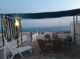 Appartamento rifinito con vista panoramica a 50 mt dal mare, hotel s parkiralištem u gradu 'Lido Conchiglia'