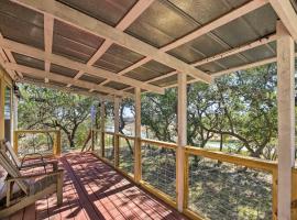 Riverfront Pipe Creek Home with Kayaks and Grill!, hótel í Pipe Creek