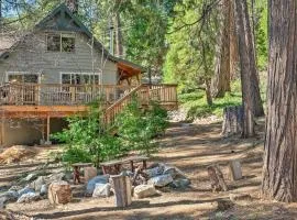 Game Room & Deck: ‘Oso Cozy Cabin’ in Arnold!