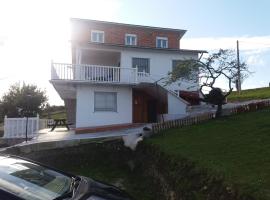 Apartamentos Santillán, hotel v destinaci San Vicente de la Barquera