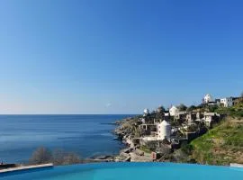 Villa Jopeli with a large swimming pool and sea view in Koundouros