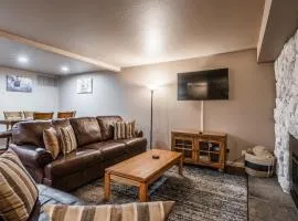 Warm and cozy upgraded 2 bedrm 2 bath single level condo in Snowcreek complex phase IV 563 Sleeps 6