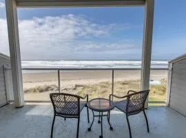 Rockaway beach vibes,Waterfront Oceanfront Rockaway Beach House near Downtown,WIFI, Washer Dryer