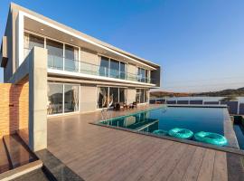 StayVista's Bellisimo Panorama - Lakeside Oasis with Infinity Pool, Modern Interiors, Open-to-Sky Bathtub, and Lush Green Lawn, hotell med basseng i Nāsik