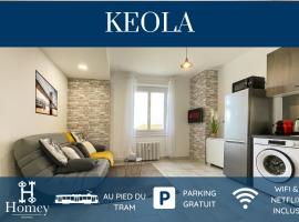 HOMEY KEOLA - Parking privé gratuit - Aux portes de Genève - Au pied du tram - Appartement avec 1 chambre et un grand salon avec un canapé-lit、アンビイのアパートメント