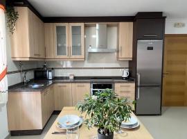 Apartamentos María de Lucía - Piso A, מלון בArou