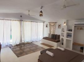 Rooms in Greek Jungle Villa, Thalassa Road, country house in Siolim