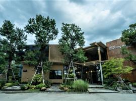 โรงแรม บอร์ดดิ้งเฮ้าส์, hotel com estacionamento em Ban Bang Yai Chuai