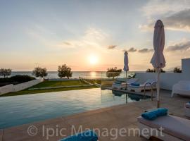 Seafront VILLA PELAGIA SUPERB New listing2021, hotel cerca de Fortaleza de Frangokastello, La Canea