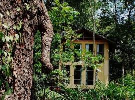 Whitetea Estatehouse Tree House, hotel in Munnar