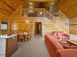 Beautiful 2 Bed Cabin with Hot Tub and Resort Pool、セバービルのホテル