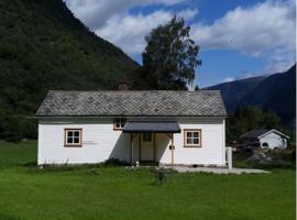 An authentic experience in picturesque Eidfjord, chalupa v destinaci Eidfjord