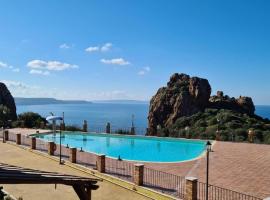 L'Estasi Tanca Piras a bordo piscina con vista mare, villa in Nebida