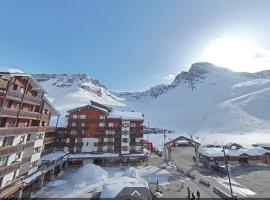 Tignes rond point des pistes vue panoramique au soleil, hotel en Tignes