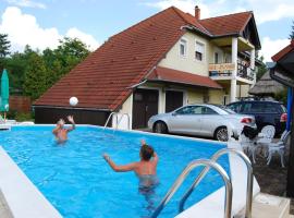 See Vendégház - Siófok، فندق في سيوفوك