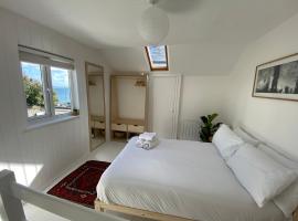 Cheerful one bedroom cottage in Mousehole., מלון במאוסהול
