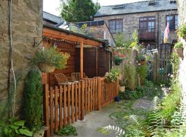 Spacious ground floor apartment. No 1A The Stables, hotel med parkering i Llanfyllin