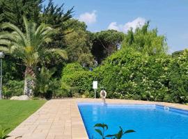 Apt con piscina en Calella de Palafrugell, parking gratuito, готель у місті Калелья-де-Палафружель