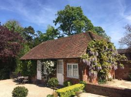 Charming one bedroom cottage, cheap hotel in Basingstoke