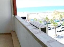 1351 דירת סטודיו עם מרפסת מול הים, hotell i Bat Yam