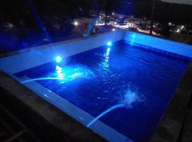 Residencial Novo Eden com suite e piscina panoramica, hotel in Jequia da Praia