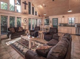 Wine N Pines, 2 Bedrooms, Sleeps 6, Hot Tub, Fireplace, Flat Panel TV, cottage in Alto