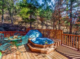 Cabin on the Creek, 2 Bedrooms, Sleeps 6, Hot Tub, Fireplace, Pet Friendly, hotel a Ruidoso