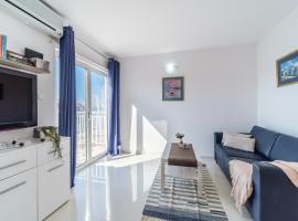 Luka's SEA View Terrace & Steps from the Beach apartment, hotel sa Mirce