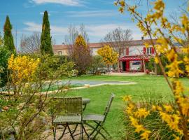 Clos des hérissons, chambre mimosa, piscine, jardin, cheap hotel in Lauris