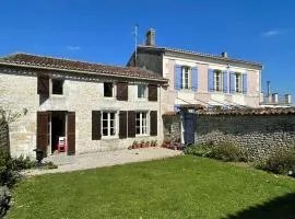 3 Bed House - Sleeps 6 - Pool - HotTub - Garden