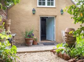 Loft Apartment nr Bath & Bristol with hot tub, hotel in Bristol