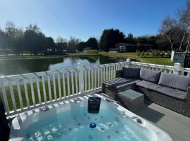Lakeside Retreat Lodge With Hot Tub, hotel in Pocklington