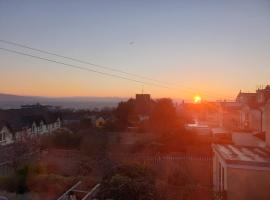 Inalong - Quirky property with sea views above an Ale House, hotel en Mumbles