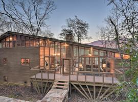Lakefront Glass House Cabin with Mountain Views!, hotel v destinaci Jasper