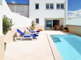 Moderne Villa mit spektakulärem Meerblick und Pool – dom przy plaży w mieście Falca
