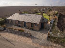Cliff Walk Cottage, holiday home in Arbroath