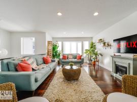 Tropical Oasis - King Beds - Free Netflix & Parking - Fast Wi-Fi，埃德蒙頓的小屋