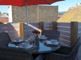 THE ROOFTOP - a trendy new apartment with airconditioning, large terrace & free parking, feriebolig i Oostende