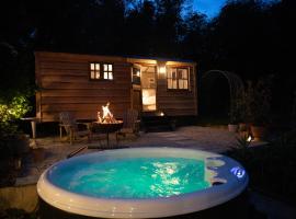 Luxury, rural Shepherds Hut with hot tub nr Bath, hotel in Bristol