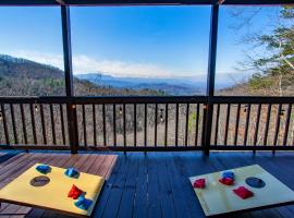 Maple Ridge with Mtn View Fireplace, villa í Sevierville