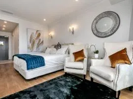 Sky Tower Serenity + Rooftop Pool