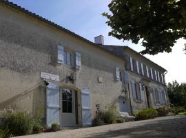 Chambres d'Hôtes - Les Bujours โรงแรมราคาถูกในSaint-Georges-des-Côteaux