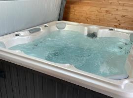 Magnifique corps de ferme rénové avec Jacuzzi, hotell i nærheten av Crinière Golf Club i Hillion